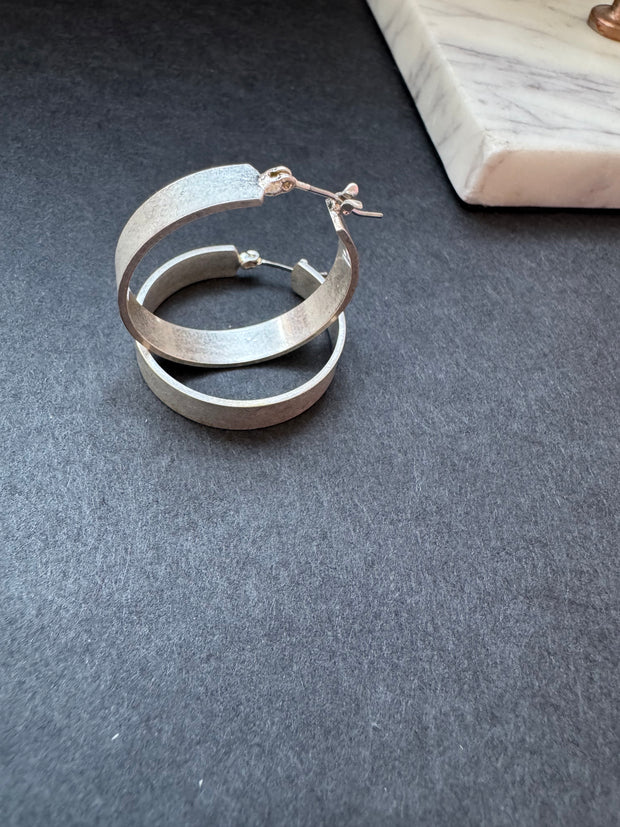 BRUSHED CHUNKY SILVER HOOP
