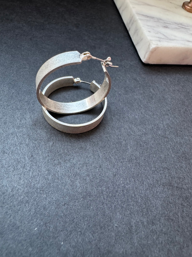 BRUSHED CHUNKY SILVER HOOP
