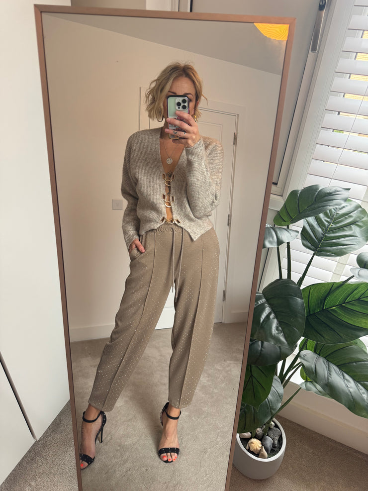 CLASP DETAIL JUMPER IN TAUPE